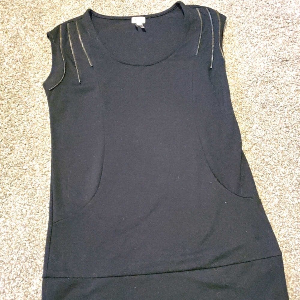 12/$30 🖤 GUC  Black Cotton long tee with zipper details   ‼️Final Price‼️